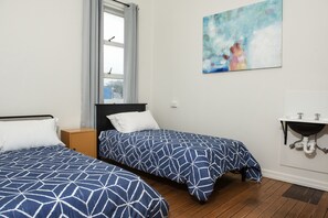 Habitación triple familiar | Mobiliario individual, wifi gratis, ropa de cama