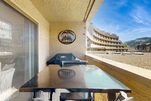 Outdoor dining - Modern condo steps to gondola & lake w/ view & patio - in heart of everything (Avon)