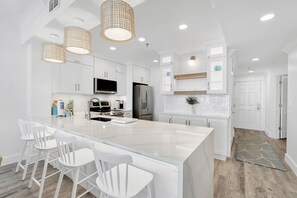 Fridge, microwave, oven, stovetop - Gulf-front gem with pool, hot tub, beach access, balcony & panoramic view (Destin)