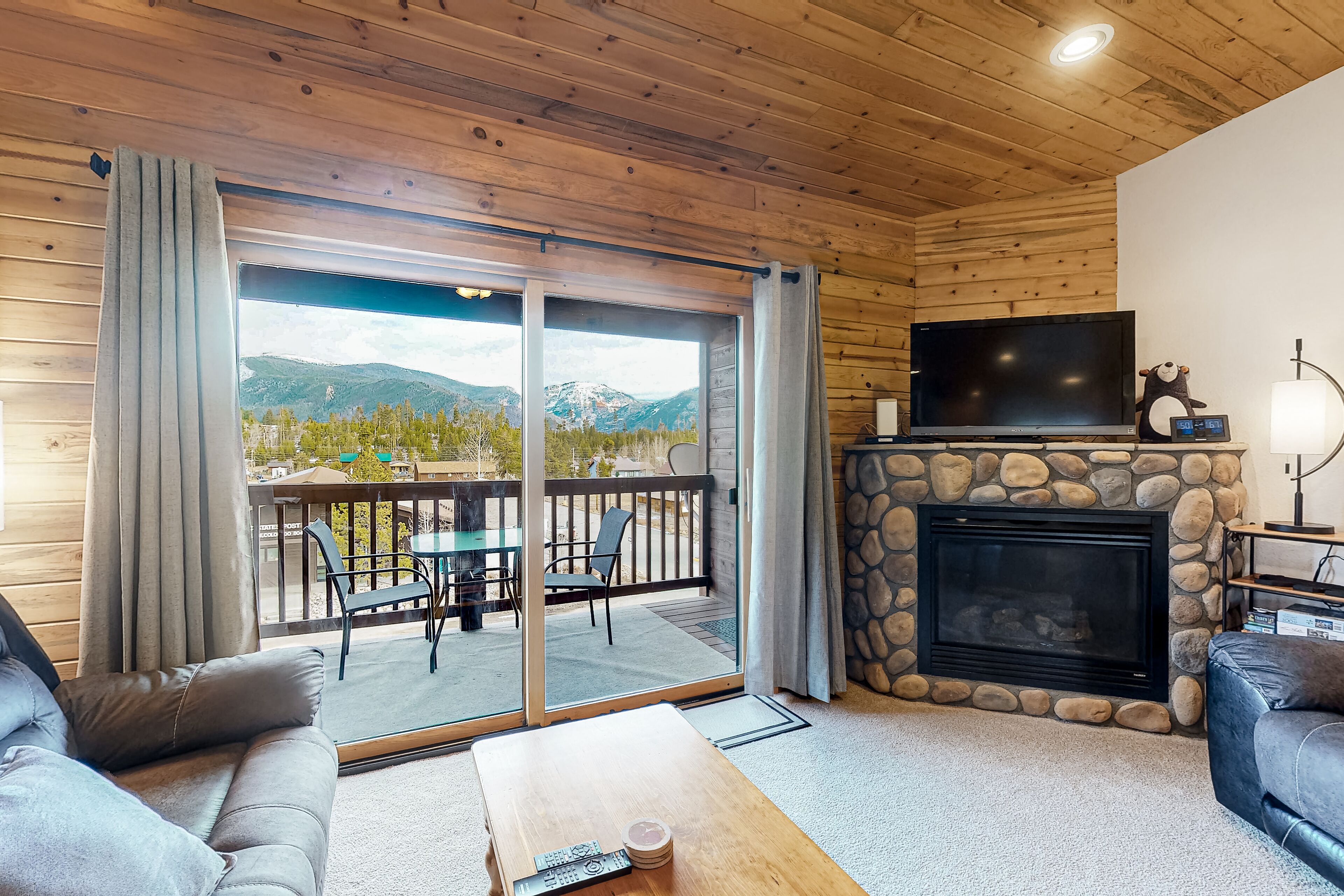 3rd-Floor Alpine Condo w/ Mountain Views, Free WiFi, Fireplace, Grill & Kitchen