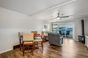 TV, peis, DVD-spiller og bøker