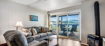 Lovely Lakefront Condo with  Fireplace, Free High-Speed WiFi and Stunning Views