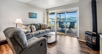 Lovely Lakefront Condo with Fireplace, Free High-Speed WiFi and Stunning Views