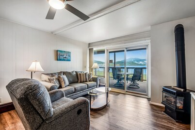 Lovely Lakefront Condo with  Fireplace, Free High-Speed WiFi and Stunning Views