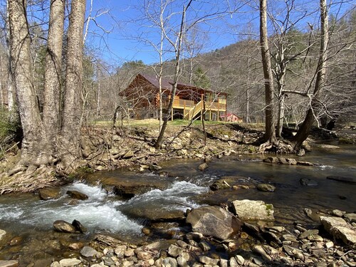 New 2/2 Log Cabin, Rushing Trout Stream, Hot Tub, Fireplace, 8 Acres, WiFi