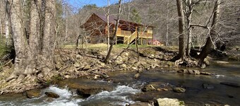 New 2/2 Log Cabin, Rushing Trout Stream, Hot Tub, Fireplace, 8 Acres, WiFi