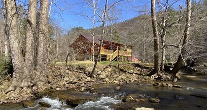 New 2/2 Log Cabin, Rushing Trout Stream, Hot Tub, Fireplace, 8 Acres, WiFi