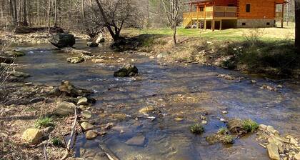 New 2/2 Log Cabin, Rushing Trout Stream, Hot Tub, Fireplace, 8 Acres, WiFi