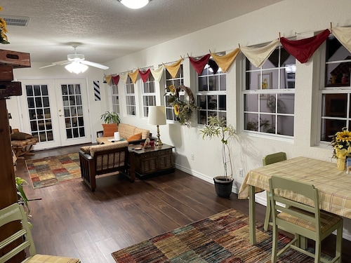 Country Charm! Billiards and Ping Pong Table & Sunroom, Spacious & Sleeps 14!