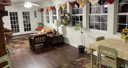 Country Charm! Billiards and Ping Pong Table & Sunroom, Spacious & Sleeps 14!