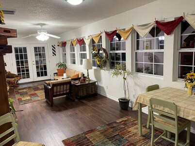 Country Charm! Billiards and Ping Pong Table & Sunroom, Spacious & Sleeps 14!