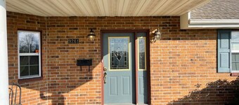 Country Charm! Billiards and Ping Pong Table & Sunroom, Spacious & Sleeps 14!