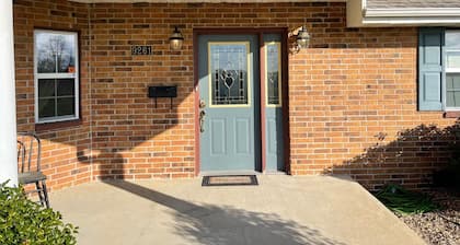 Country Charm! Billiards and Ping Pong Table & Sunroom, Spacious & Sleeps 14!