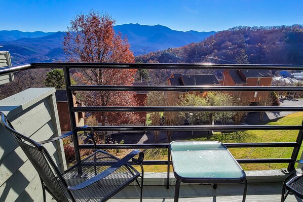 Property grounds - Cozy condo with free attraction tickets, mountain views, outdoor pool, fireplace (Gatlinburg)