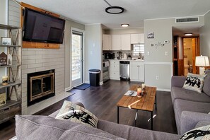 TV, fireplace - Cozy condo with free attraction tickets, mountain views, outdoor pool, fireplace (Gatlinburg)