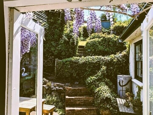 Historic 3-Bed 'Bostane Cottage' 5 minutes to City.