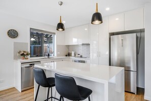 Een koelkast, een magnetron, een oven, een kookplaat