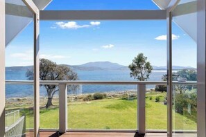 Interior - "Casa Con Vista" Luxury Waterfront Home Sleeps 10 (Tranmere)