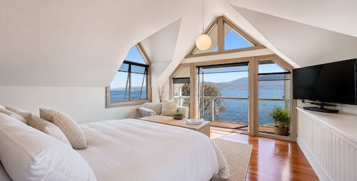 "Casa Con Vista" Luxury Waterfront Home-Sleeps 10.