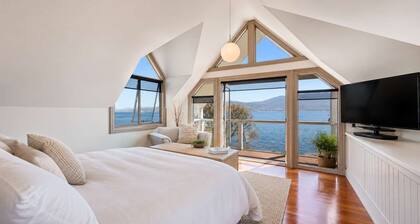 "Casa Con Vista" Luxury Waterfront Home-Sleeps 10.