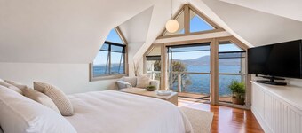 "Casa Con Vista" Luxury Waterfront Home-Sleeps 10.