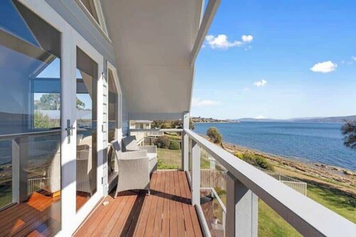 "Casa Con Vista" Luxury Waterfront Home. Sleeps 10.