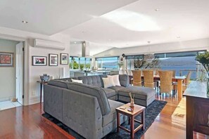 TV, offices - "Casa Con Vista" Luxury Waterfront Home Sleeps 10 (Tranmere)