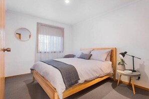 2 habitaciones, tabla de planchar con plancha, cuna de viaje y wifi 