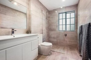 Shower, hair dryer, towels - Cozy 2-Bed Villa in Prime Location with parking (Sandy Bay)
