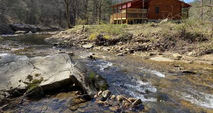 New 2/2 Log Cabin, Rushing Trout Stream, Hot Tub, Fireplace, 8 acres, WiFi