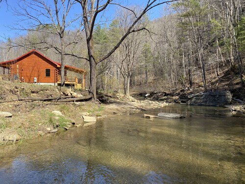 New 2/2 Log Cabin, Rushing Trout Stream, Hot Tub, Fireplace, 8 acres, WiFi