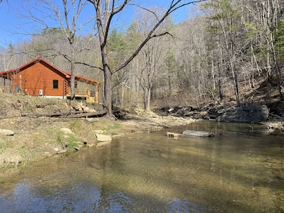 New 2/2 Log Cabin, Rushing Trout Stream, Hot Tub, Fireplace, 8 acres, WiFi