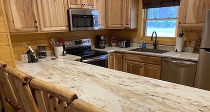 New 2/2 Log Cabin, Rushing Trout Stream, Hot Tub, Fireplace, 8 acres, WiFi