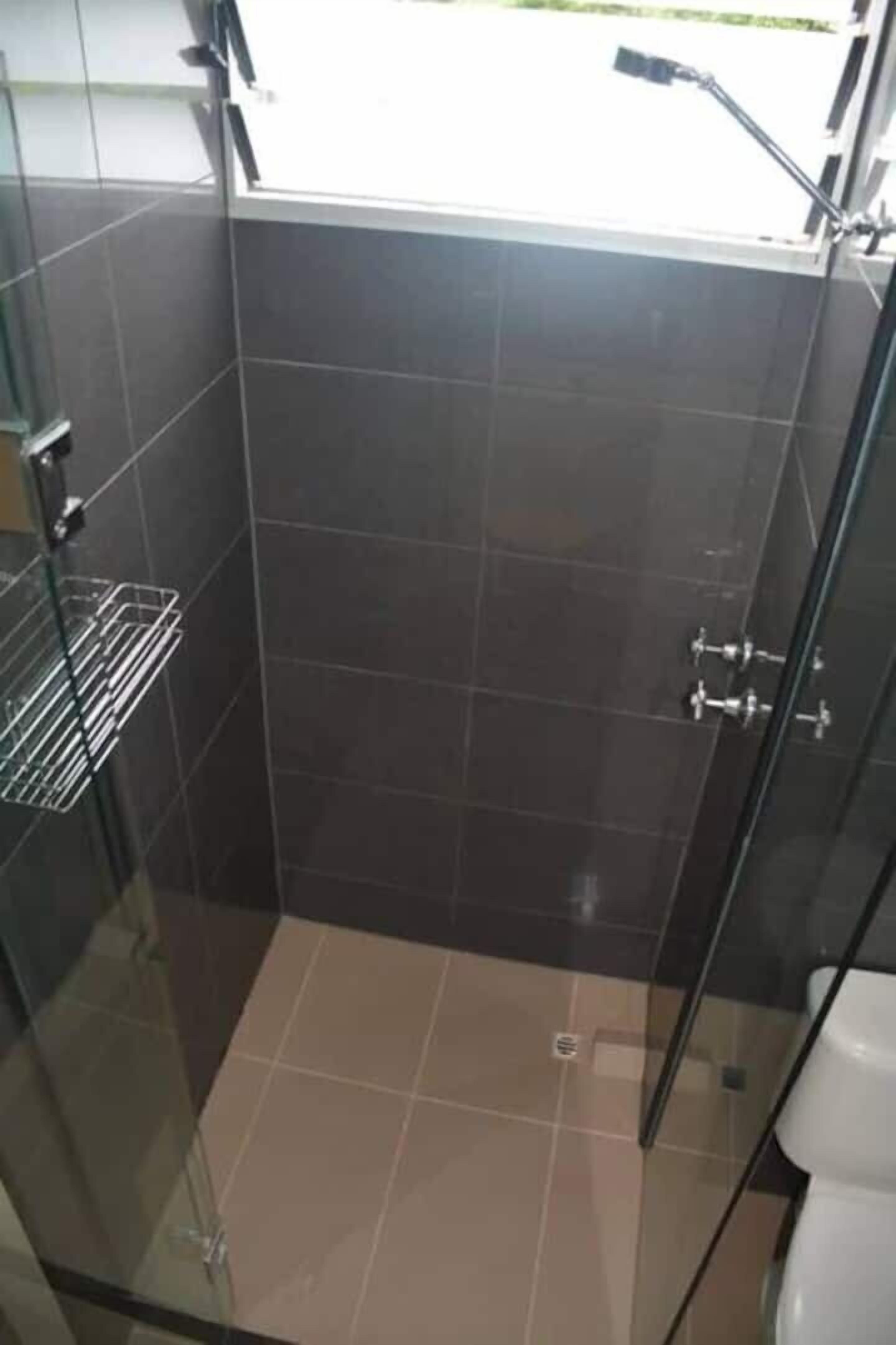 Douche, sèche-cheveux, serviettes fournies