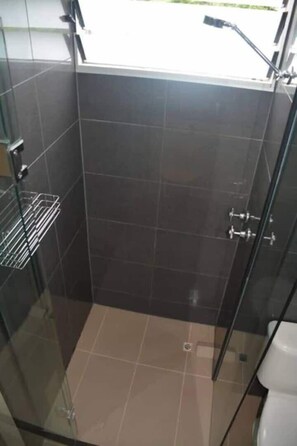 Douche, sèche-cheveux, serviettes fournies