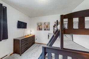 2 bedrooms, iron/ironing board, internet, bed sheets