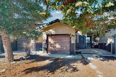 Stylish townhouse with WiFi, private washer/dryer, patio, and full kitchen