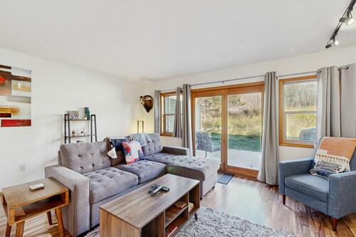 Stylish townhouse with WiFi, private washer/dryer, patio, and full kitchen