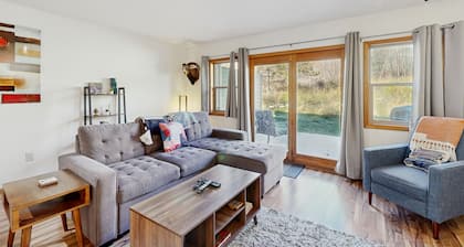 Stylish townhouse with WiFi, private washer/dryer, patio, and full kitchen