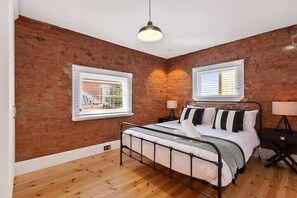 3 slaapkamers, een bureau, een strijkplank/strijkijzer, reisbedje