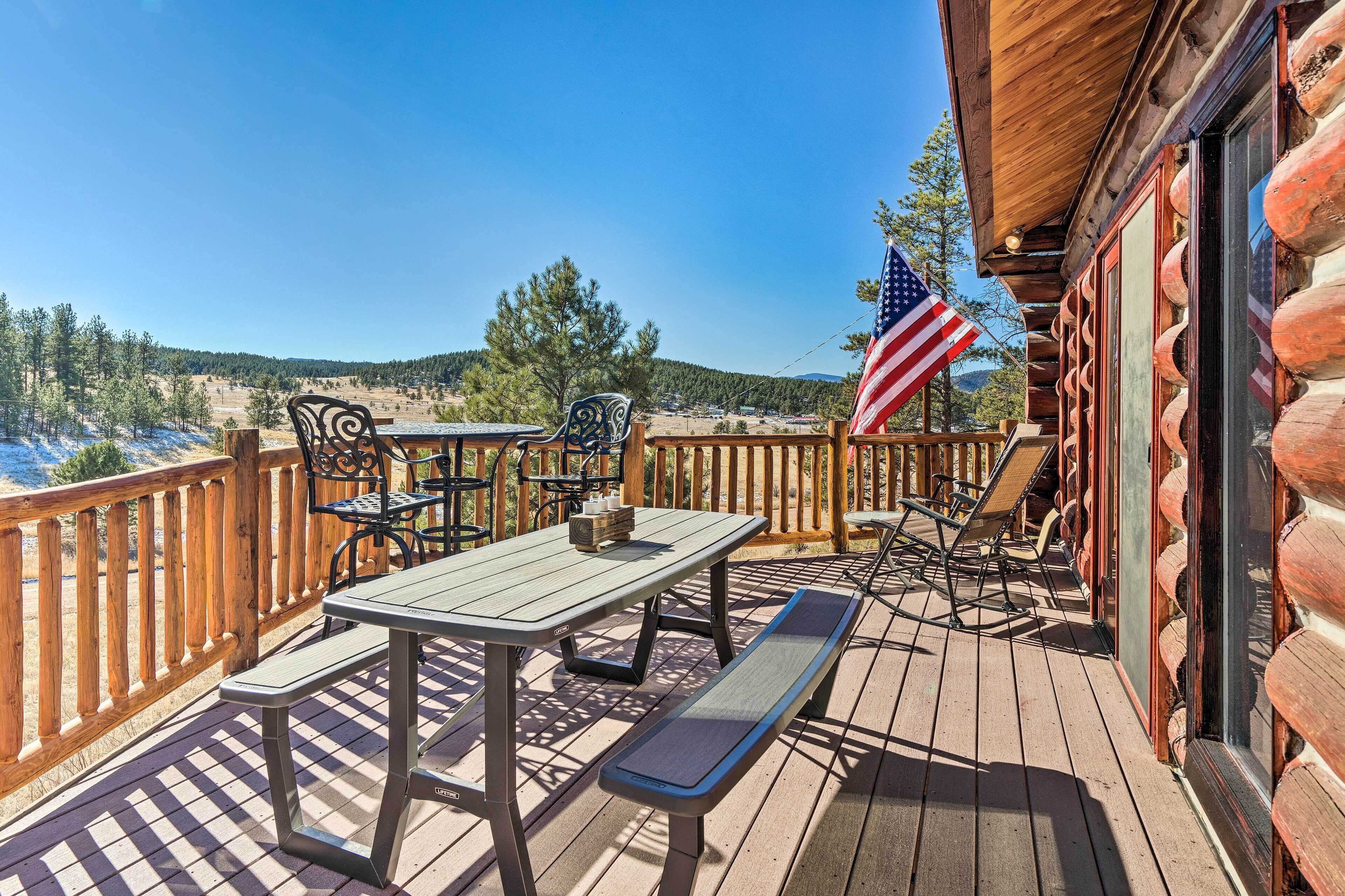 Classic Colorado Log Home w/ Mountain Views!