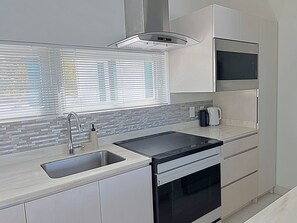 Four à micro-ondes, un four, surface de cuisson, lave-vaisselle
