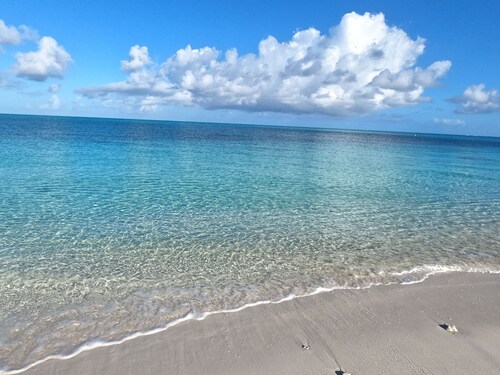 Idyllic Grace Bay Getaway villa 250 yards to Grace Bay beach