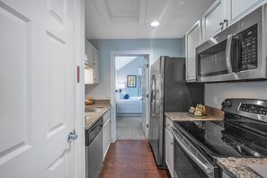 Microwave, stovetop, dishwasher, cookware/dishes/utensils - The Estates at Kings Creek (Williamsburg)