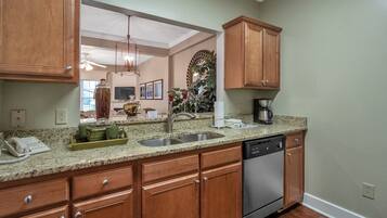 Oven, kompor, mesin pencuci piring, dan peralatan masak/sendok-piring