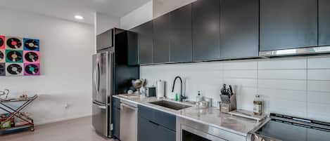 ثلاجة، ميكروويف، فرن، موقد طهي مسطح