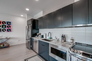 Refrigerador, microondas, horno y parrilla de estufa