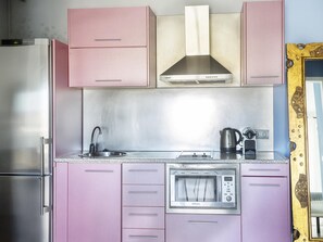 Køleskab, mikrobølgeovn, ovn, kaffe-/temaskine