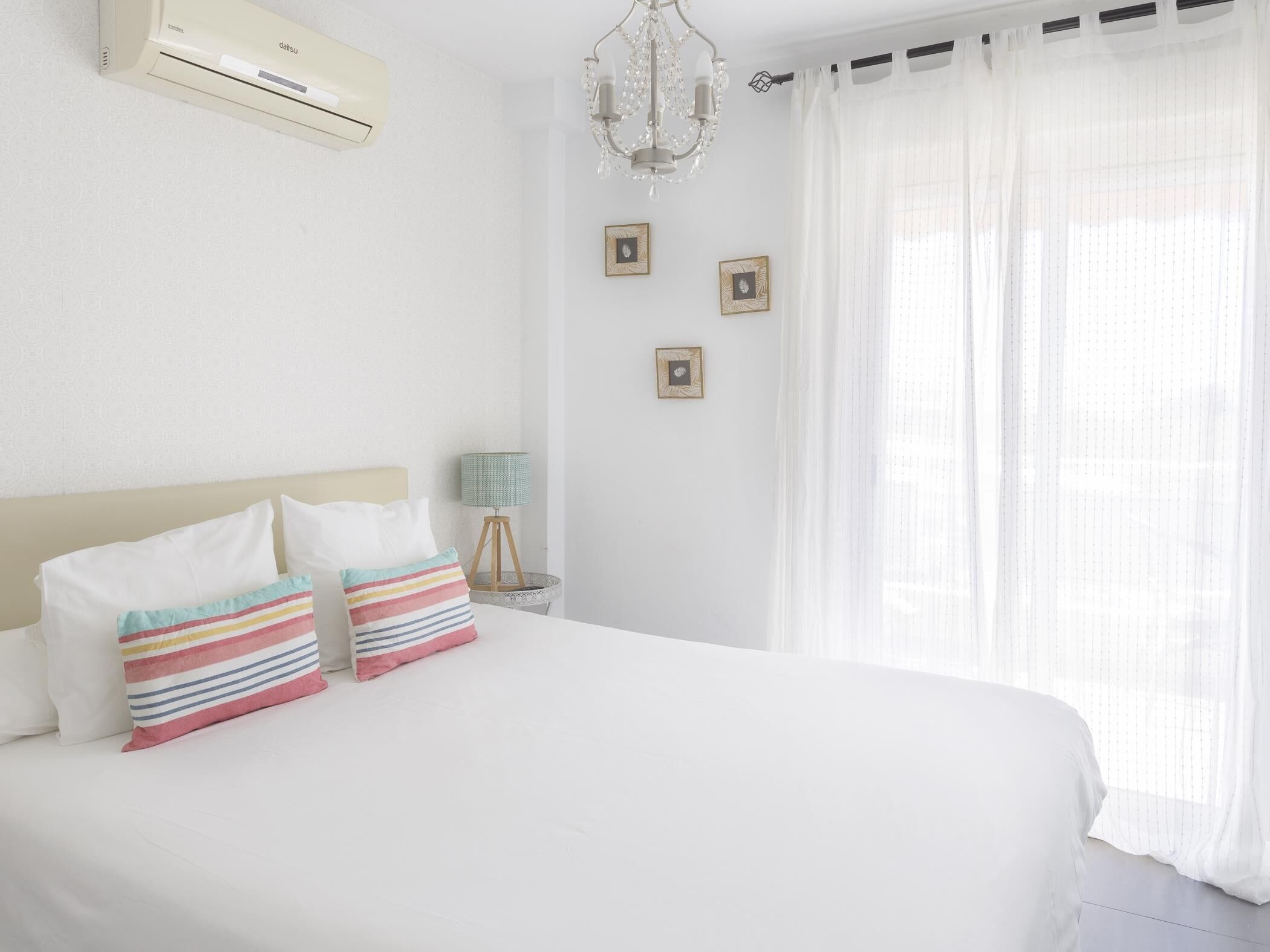 2 slaapkamers, een strijkplank/strijkijzer, internet, beddengoed