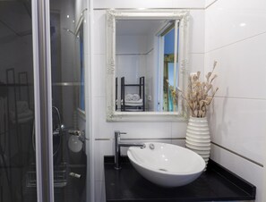 Douche, séchoir à cheveux, serviettes fournies